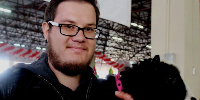 Küpeli çoban görenleri şaşırtıyor.