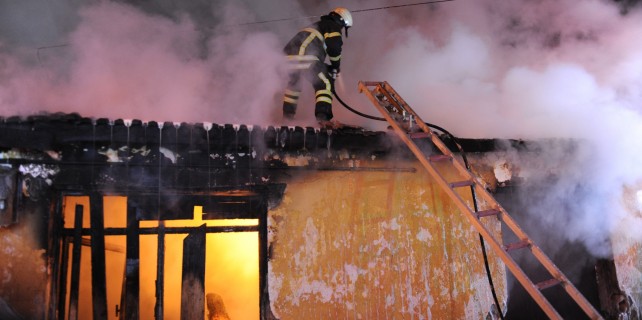 Tinerciler yangın çıkardı, mahalle ayaklandı..!