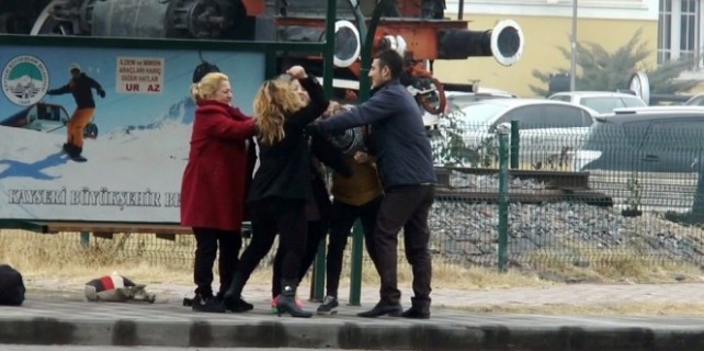 Kadınlar sokak ortasında birbirine girdi