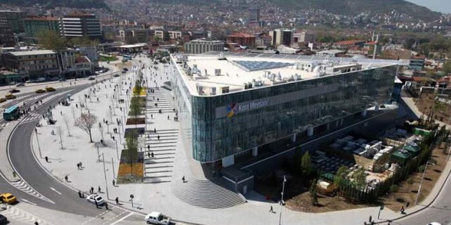 Bursa'da iki AVM'den örnek hareket