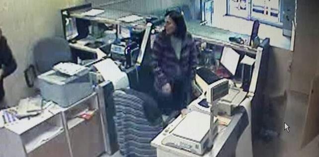 Bursa'da silahlı soygun...Soyguncu kameraya yakalandı