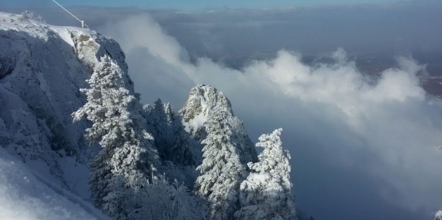 Kar yağdı dağcılar soluğu zirvede aldı