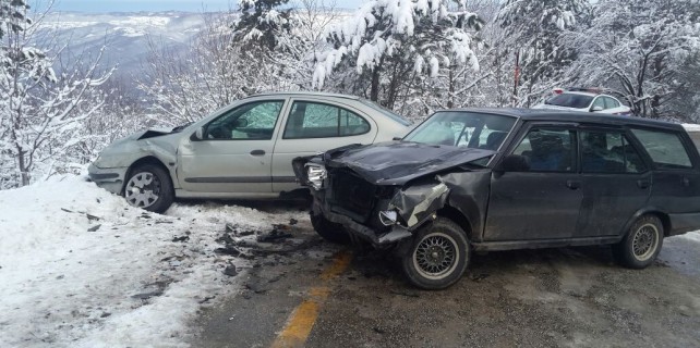 Buzlu yolda faciaya ramak kaldı