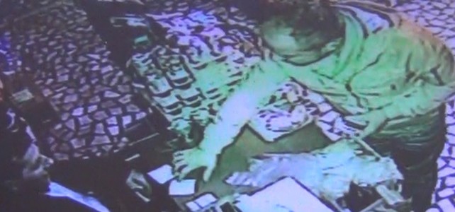 Dolandırıcının rahatlığı kameralardan kaçmadı