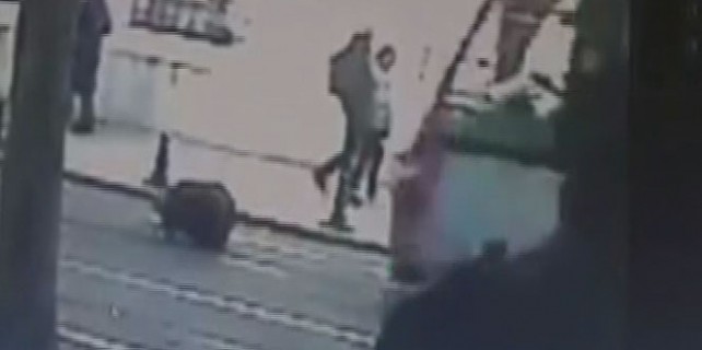 Tramvayın önüne böyle atladı..!