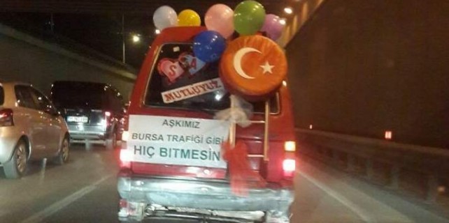 Gelin arabasında trafik mesajı.
