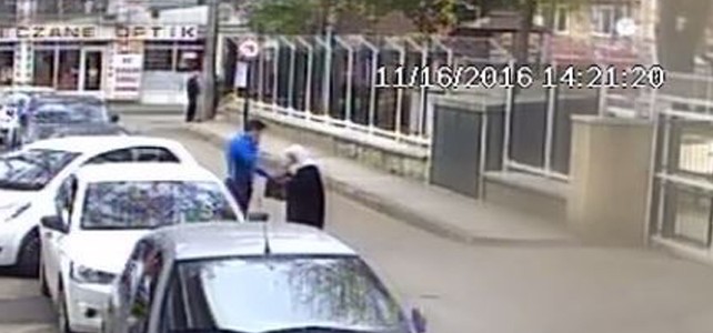 Dolandırıcıya altınlarını böyle teslim etti