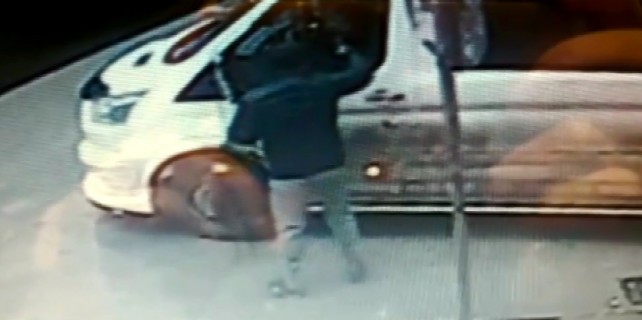 Yaya dehşeti kamerada... Minibüsçüyü vurdu