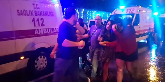 Gece kulübündeki saldırıda yaralananlar hastanelere kaldırıldı
