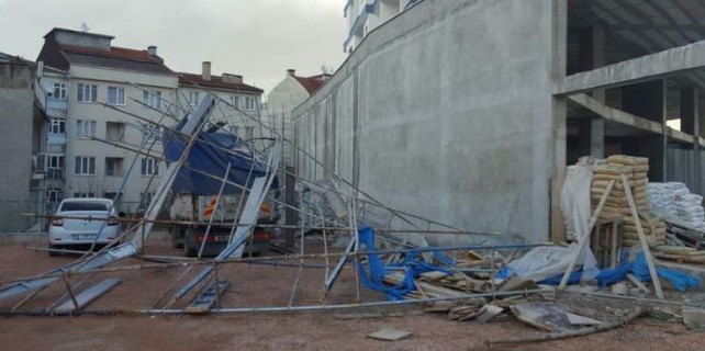 Fırtına Bursa'yı uçuruyor...