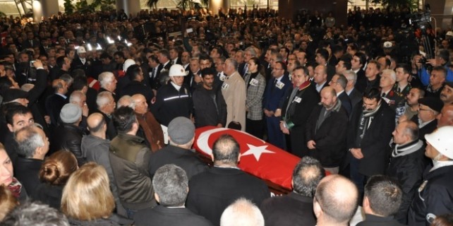 Kahramanı binlerce kişi uğurladı