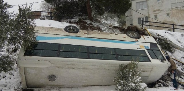 Bursa'da kar faciası... Halk otobüsü takla attı
