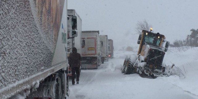 Kurtarma çalışmalarına kar ve tipi engeli