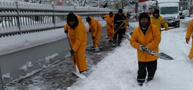 Bursa'da karla mücadele sürüyor