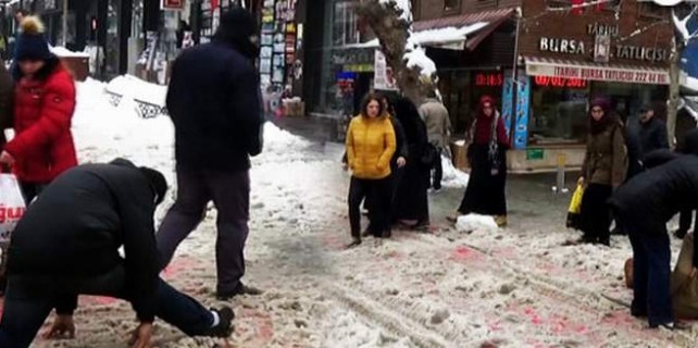 Bursa'da yollar buz pistine döndü