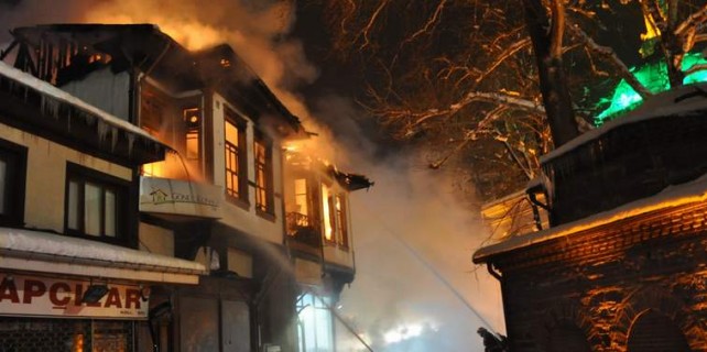 185 yıllık konak alevlere teslim oldu