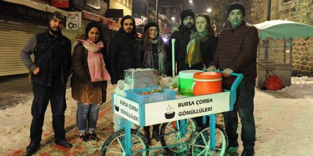 Dondurucu soğuğa rağmen sokaktalar...