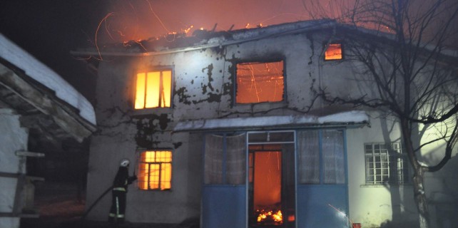 Tarihi ev alevlere teslim oldu