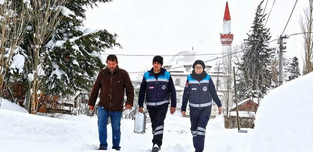 2 metre karda hastanın imdadına koştular