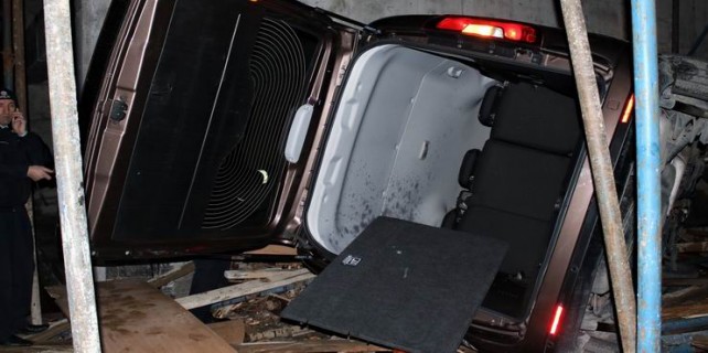 Bursa'da feci kaza...Alkollü sürücü inşaata uçtu