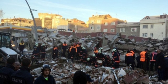 İstanbul'da 7 katlı bina çöktü. 2 ölü 17 yaralı