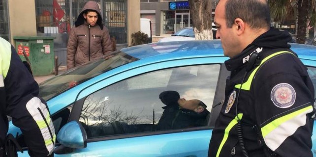 Hırsızlar çaldıkları arabada uyuya kalınca...