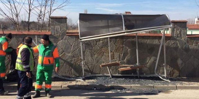 Bursa'da otomobil durağa daldı...7 yaşındaki Enes kurtarılamadı