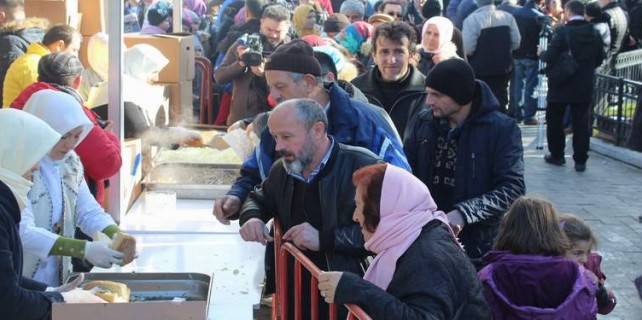 Bursa'da bedava hamsi izdihamı