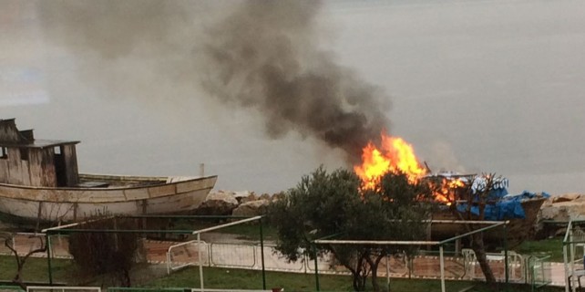 Isınmak için girdiği tekneyi yaktı