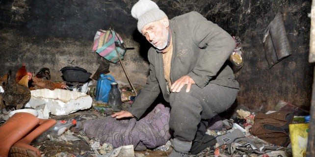 Ahırda yaşayan kardeşleri başkan kurtardı