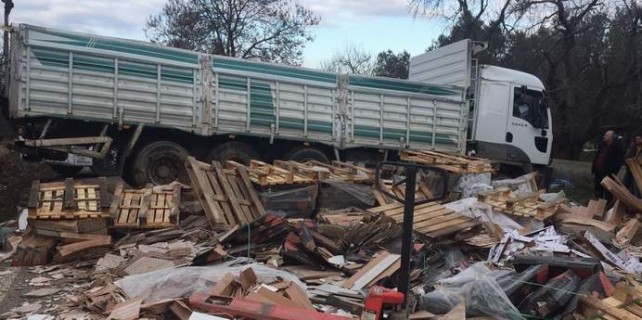 Bursa'da TIR devrildi, tonlarca fayans yola saçıldı
