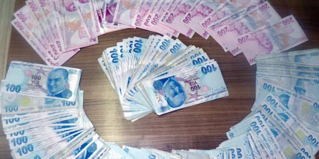 Paraları camdan saçtı...