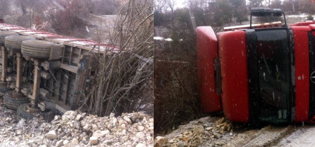 Mermer yüklü tır devrildi. Faciadan dönüldü