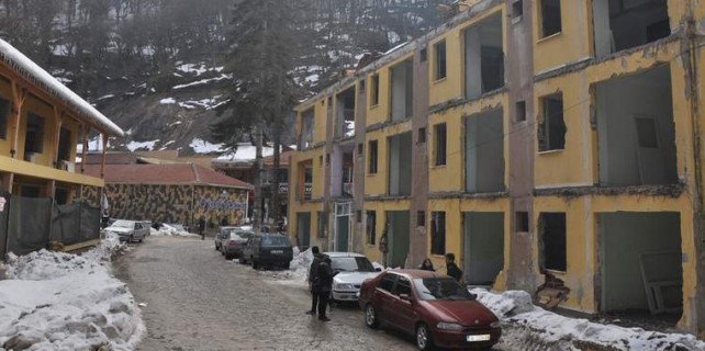 Viraneye vali el attı