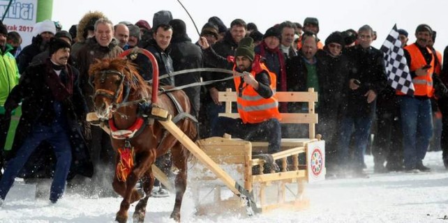 Uludağ'da kış şenliği coşkusu...