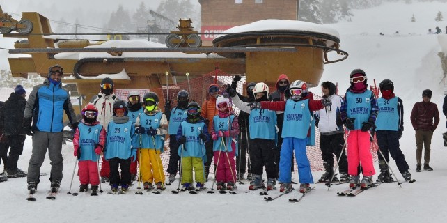 Yıldırımlı çocuklar kayak öğreniyor