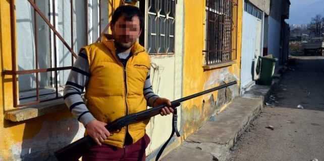 Tüfekle poz verdi karakolluk oldu