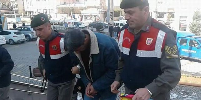 Otostop çeken adamı gasp ettiler