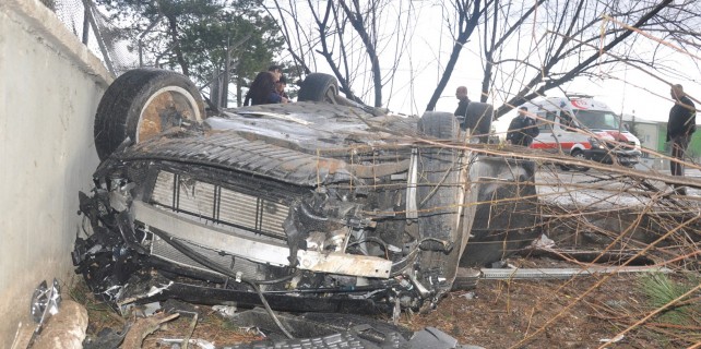 Bursa'da duvara çarptı. Can pazarı yaşandı.