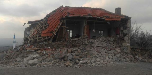 Deprem bir köyün yarısını yok etti