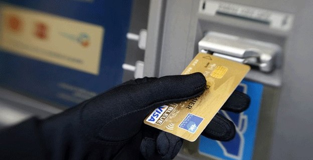 Bankamatikte kartını unuttu hesabını boşalttılar