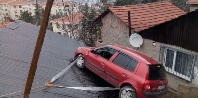 Otomobil çatıya uçtu