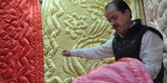 Kraliçe için Bursa'da dikiyor