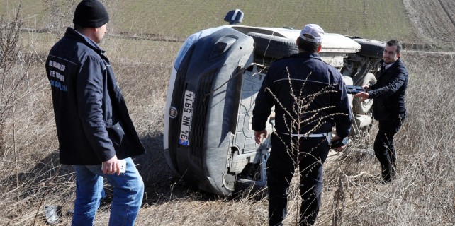 Bursa'da freni boşaldı tarlaya uçtu
