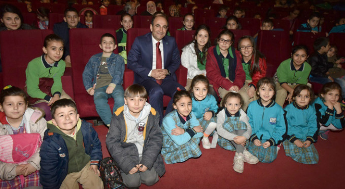 Yıldırım'da çocuklar tiyatroyla gülüyor