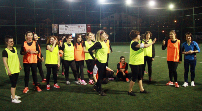 Topuklu kadınlar Bursa'da kanser için sahaya indi...