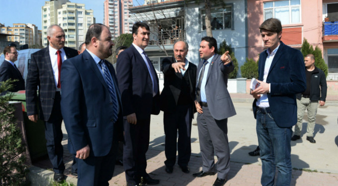 Bursa'da mahalle mahalle gezip, talepleri not ediyor...