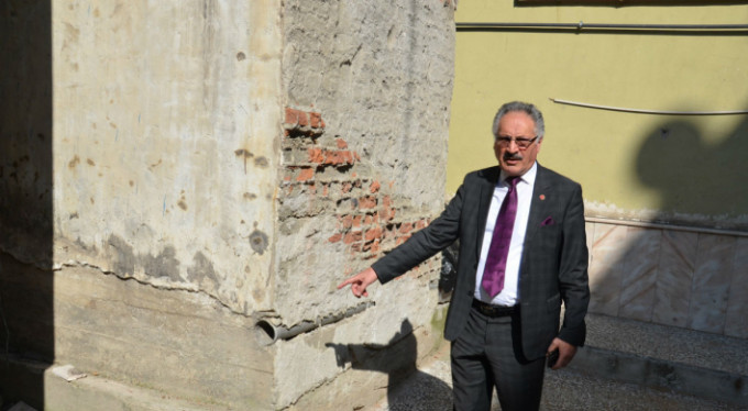 O minareye bakın kim yardım eli uzattı