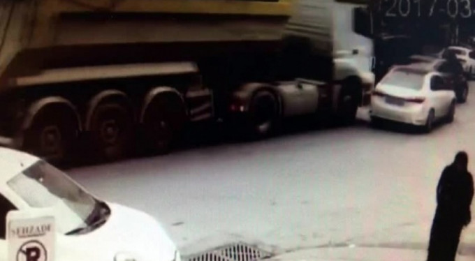 Kamyon önüne kattığı aracı böyle sürükledi..!