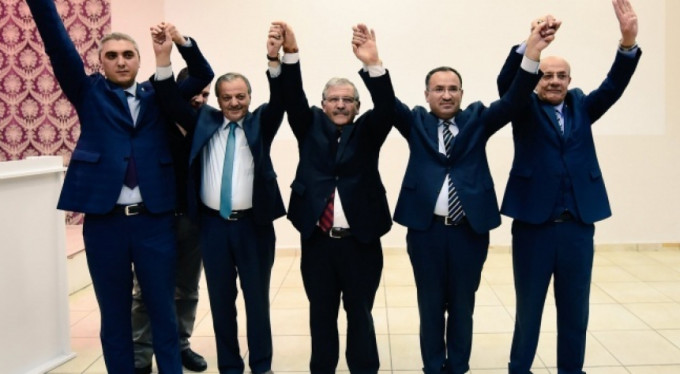 Bu poz çok konuşulur! 'Evet' mesajı...